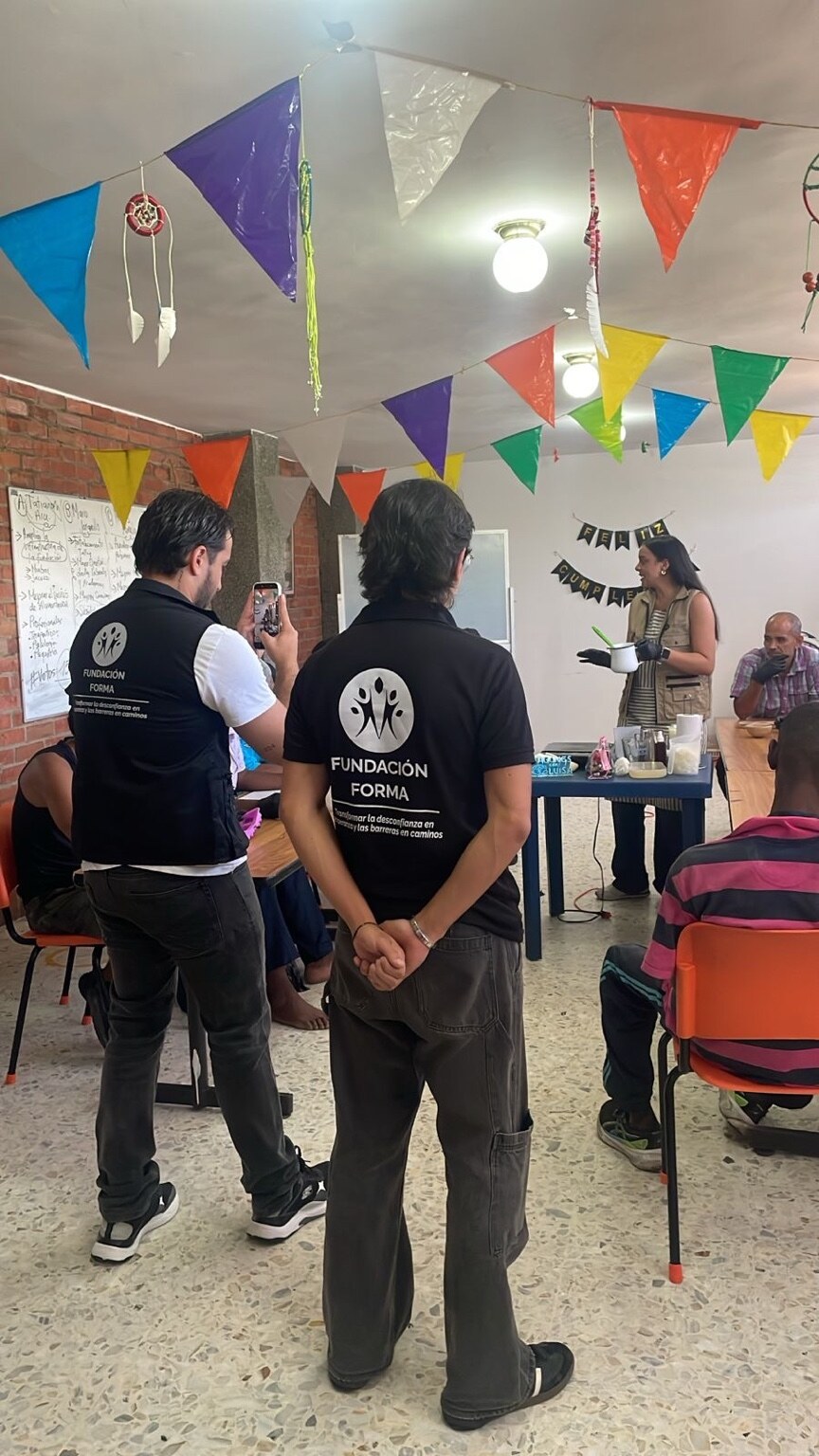 Integrantes de Fundación Forma en una actividad de servicio